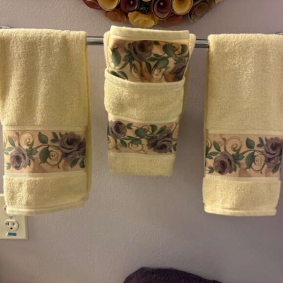 Set of 4- 3 Croscill Bath Hand Towels & 1 Wash Cloth. - Picture 1 of 4